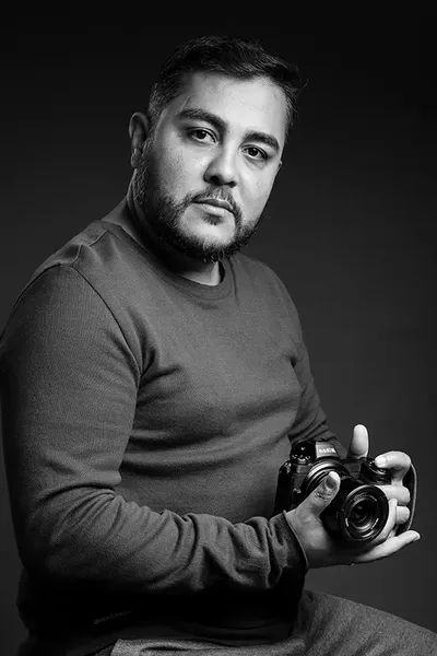 Robsther Meireles, fotógrafo, com a câmera nas mãos