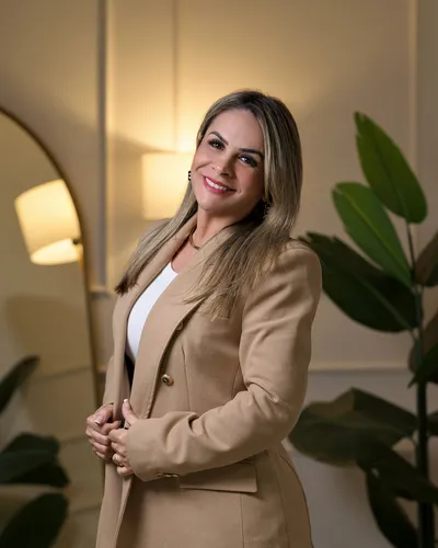 Profissional de blazer camel em escritório, retrato corporativo com luz de ambiente