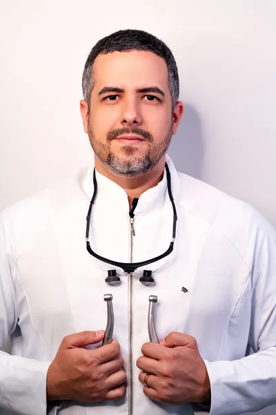 Médico de jaleco branco com estetoscópio, retrato profissional em estúdio